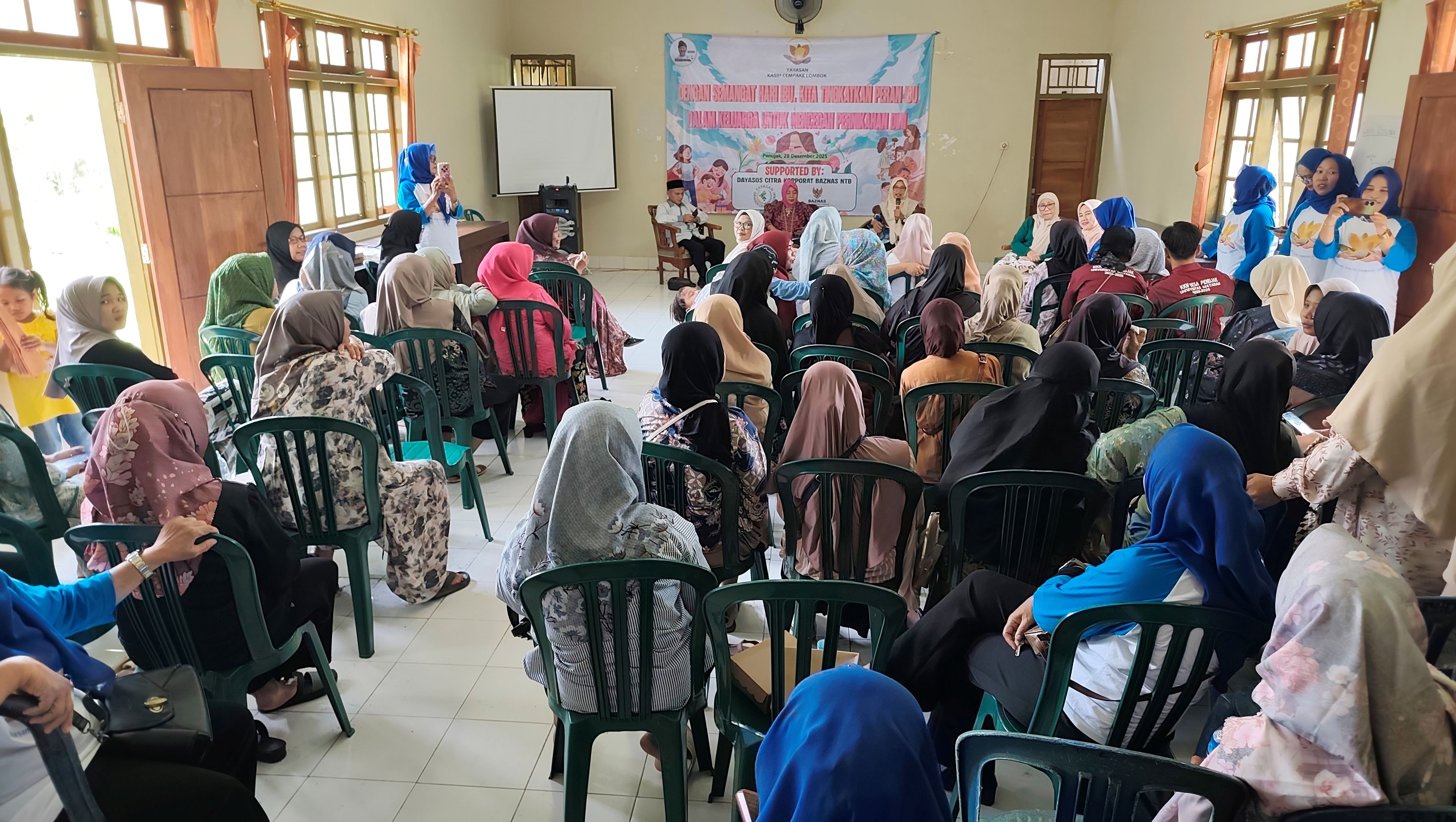 Yayasan Kasih Cempake Lombok menggelar talk show pentingnya peran ibu rumah tangga dalam mencegah pernikahan dini pada anak dalam rangka memperingati Hari Ibu di aula kantor Desa Penujak, Praya Barat