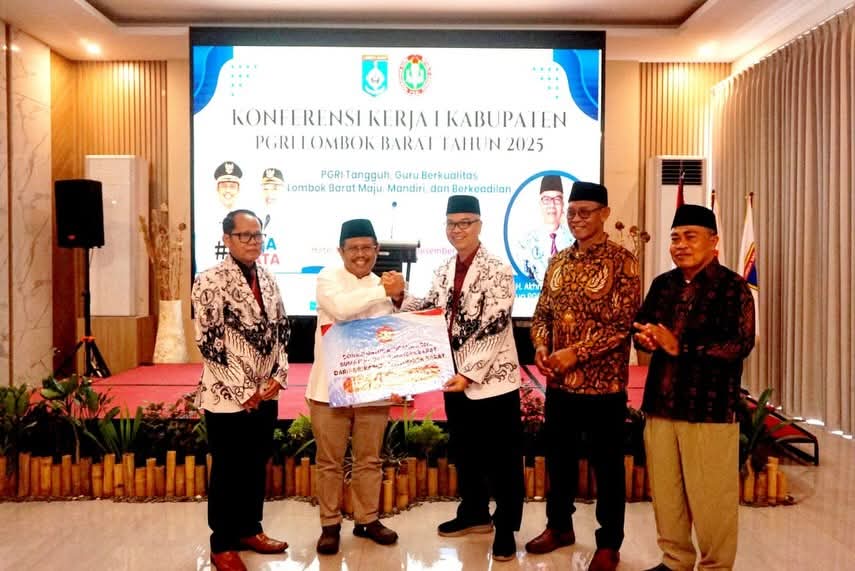 PEDULI: Ketua PGRI Lombok Barat H. Akhmad Sujai menyerahkan donasi kemanusiaan sebesar Rp143.967.500 kepada Bupati LAZ Pada Pembukaan Konferensi Kerja I PGRI Lombok Barat, Sabtu (27/12).