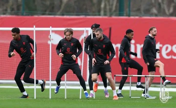 Para pemain AC Milan berlatih jelang laga kontra Hellas Verona.