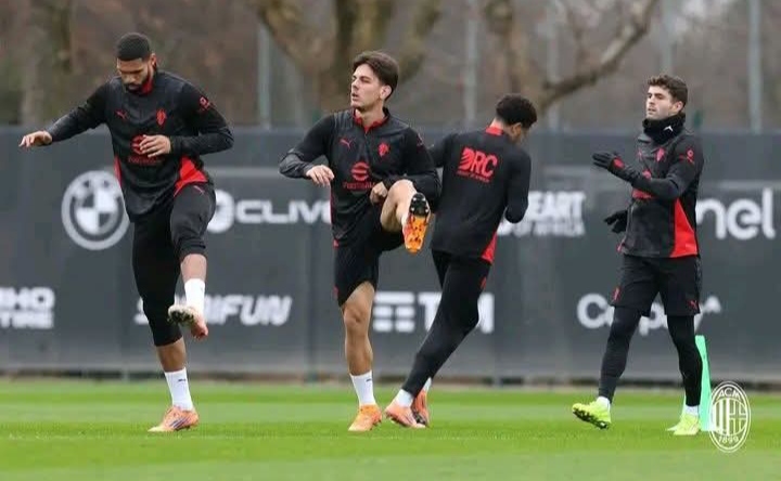 Para pemain AC Milan berlatih bersama jelang laga kontra Hellas Verona.