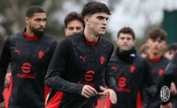 Para pemain AC Milan berlatih jelang laga kontra Hellas Verona.
