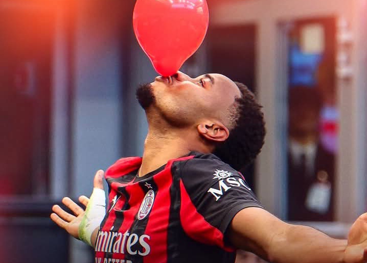 Aksi tiup balon striker AC Milan Christopher Nkunku usai gol ke gawang Hellas Verona.