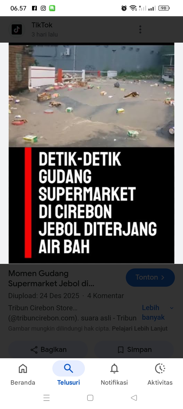 Banjir bandang menerjang Kecamatan Sumber, Kabupaten Cirebon, Selasa (23/12/2025), yang mengakibatkan tembok gudang Supermarket jebol dan warga berebut mengambil barang yang hanyut.