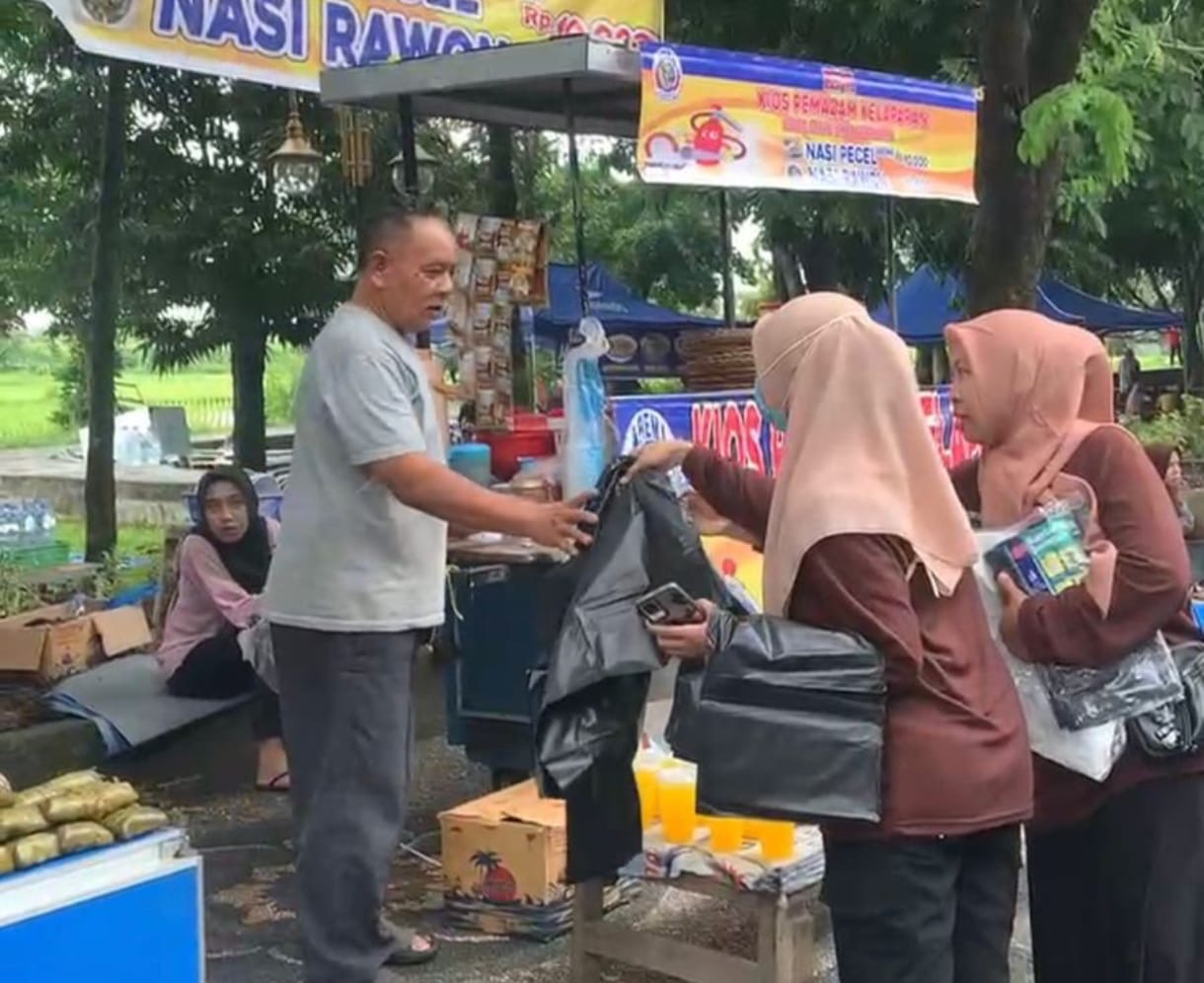 Relawan membagikan kantong sampah dua warna untuk mendukung kebijakan pilah sampah.