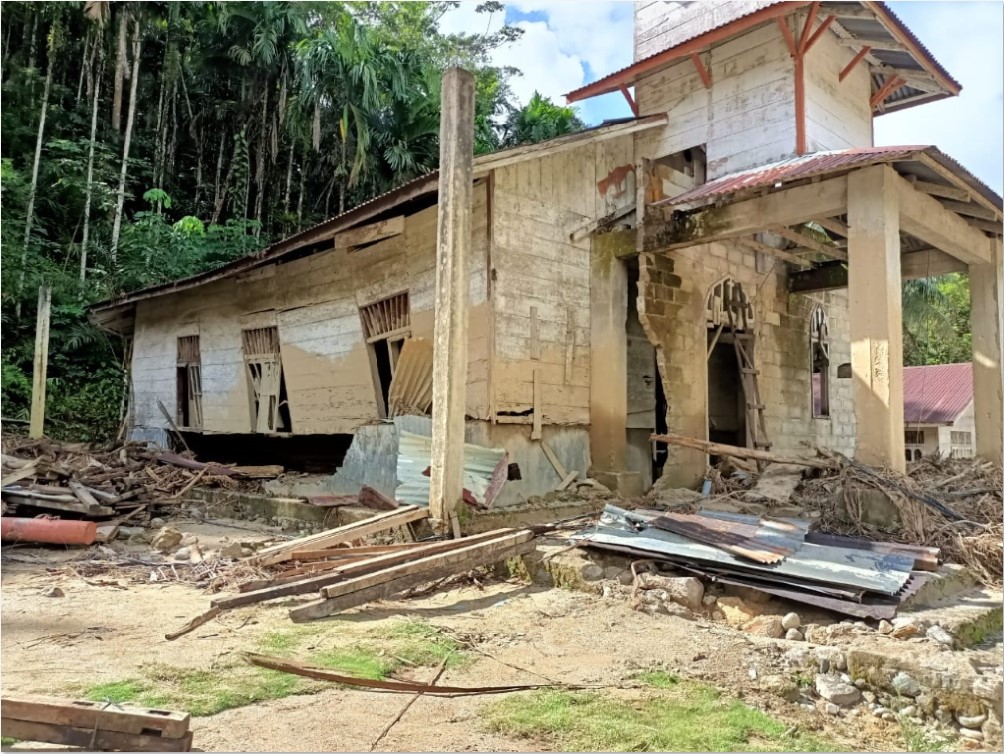 MAKNA SPIRITUAL: Oferius Laoly, sintua Gereja BNKP Sibiobio, Sibabangun, Tapanuli Tengah. Foto kanan, Gereja BNKP Sibiobio yang terdampak banjir bandang.