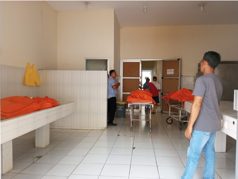 TRAGEDI MAUT: Tiga jenazah Mohammad Hasim, 58, Suningsih, 38, dan Umi Rahmania, 19, warga Desa Demung, Kecamatan Besuki, berada di kamar Jenazah RSUD Situbondo, Minggu (28/12).