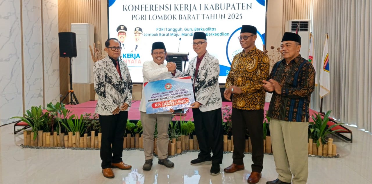 Ketua PGRI Lobar Akhmad Sujai menyerahkan donasi secara simbolis kepasa Bupati Lobar LAZ pada Pembukaan Konferensi Kerja I PGRI Lobar di Hotel Montana Senggigi, Sabtu lalu (27/12).