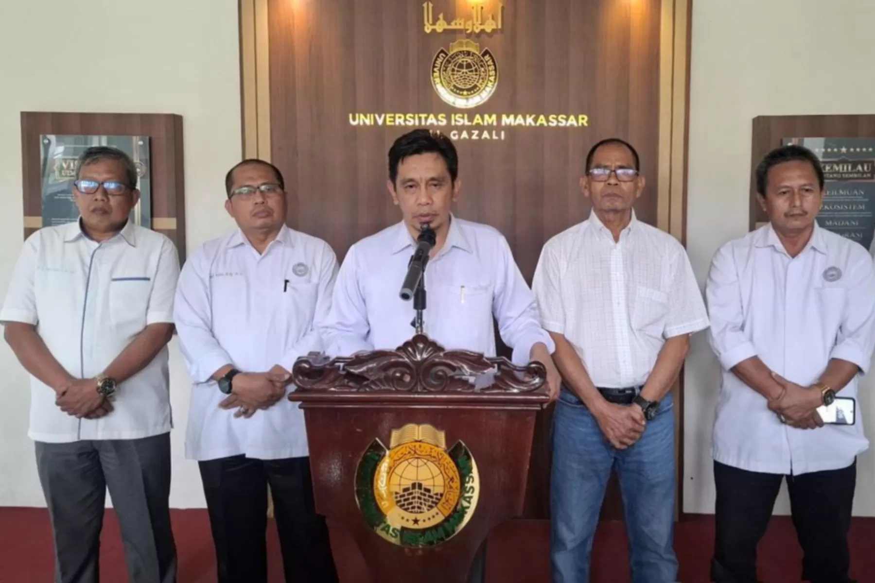 Rektor Universitas Islam Makassar (UIM) Prof. Muammar Bakry (tengah), mengumumkan pemecatan oknum dosen bernama Amal Said (AS) dari lingkungan kampus. (Istimewa)