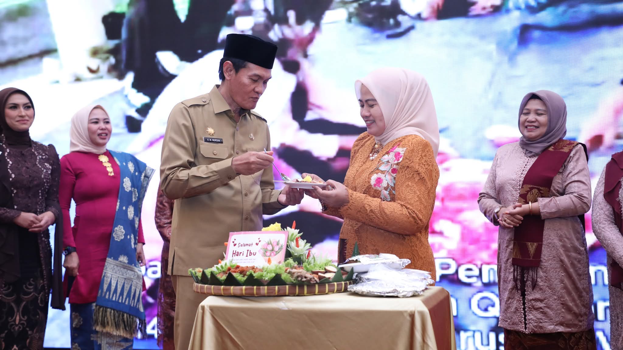 Ketua GOW Lombok Tengah Winarsih Nursiah berikan potongan nasi tumpeng kepada Wakil Bupati Lombok Tengah M Nursiah dalam peringatan Hari Ibu ke-97 di Ballroom kantor Bupati Lombok Tengah.