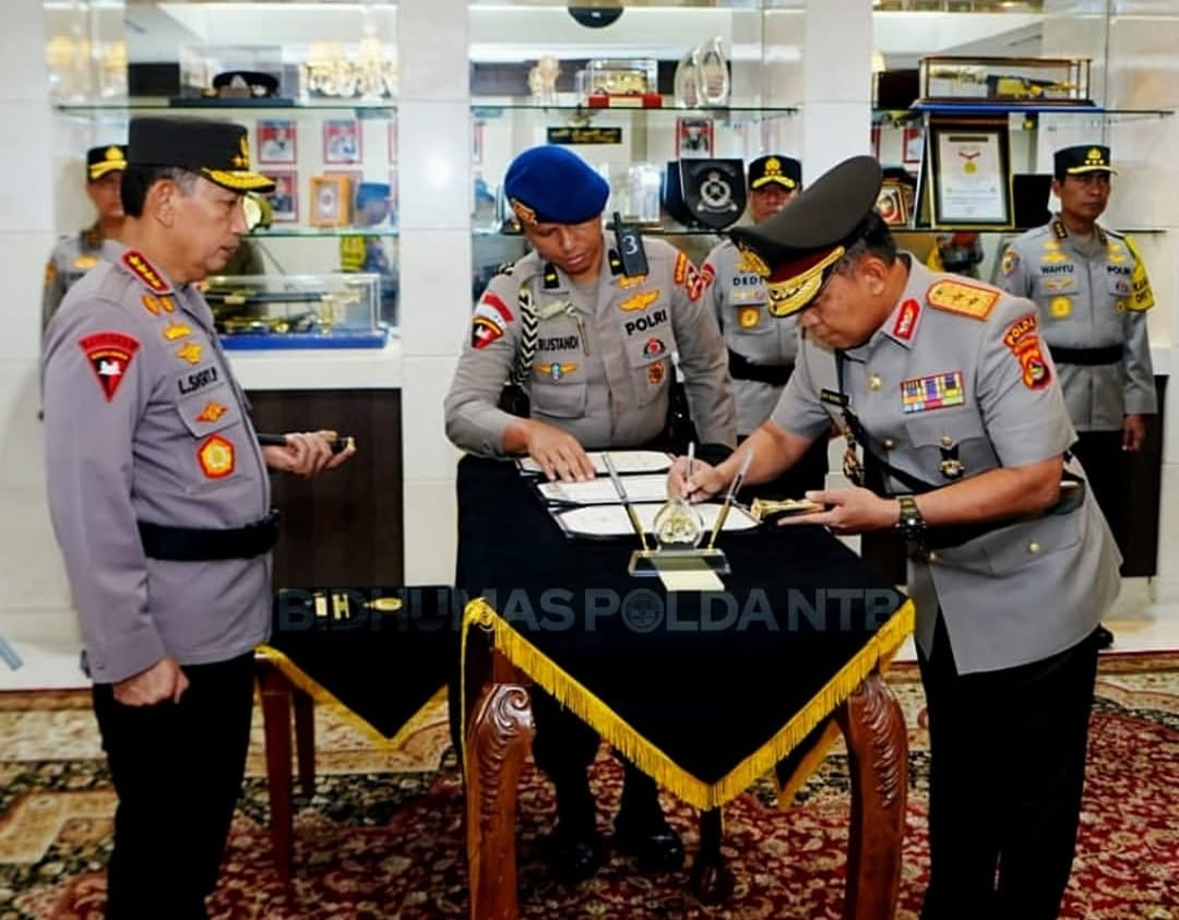 Pelantikan Irjen Pol Edy Murbowo sebagai kapolda NTB di Mabes Polri, Jakarta, Senin (29/12).