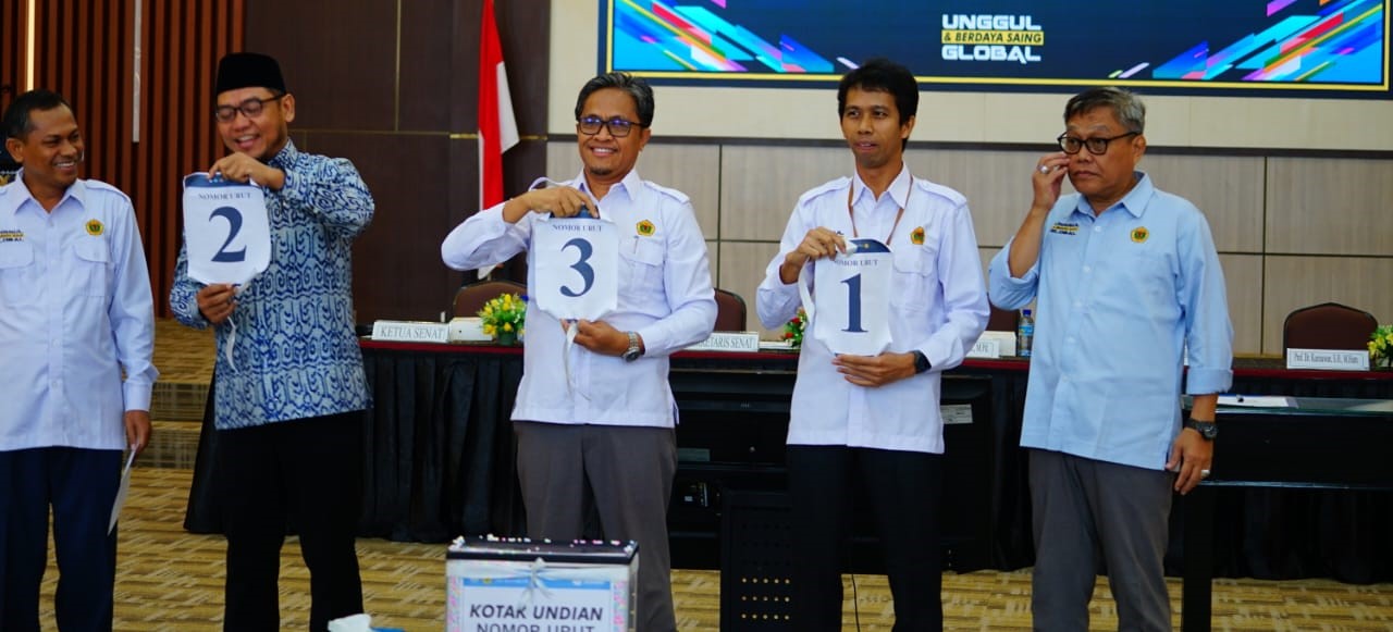 Universitas Mataram menggelar dalam Rapat Pengundian dan Penetapan Nomor Urut di Ruang Sidang Senat Unram, Senin (29/12). Tiga Calon Rektor Unram Ditetapkan, Sukardi, Kurniawan, dan Ali bersaing.