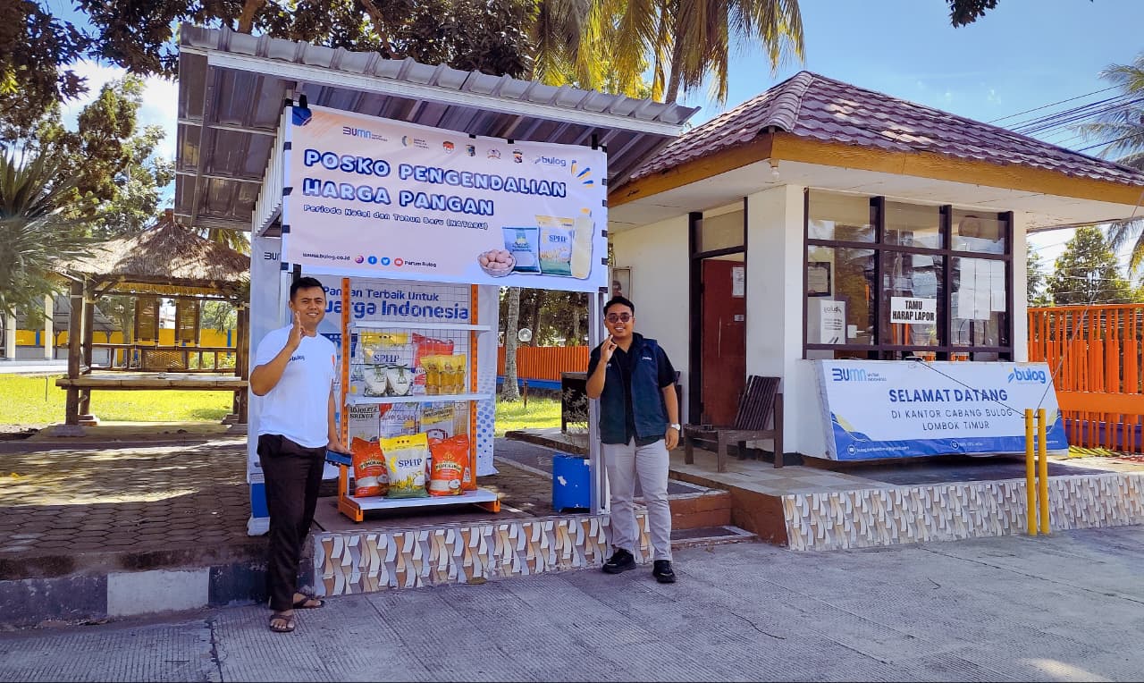 Dua orang Pekerja Bulog sedang berjaga di Posko pengendalian harga pangan di depan kantor Bulog Lotim di Sikur