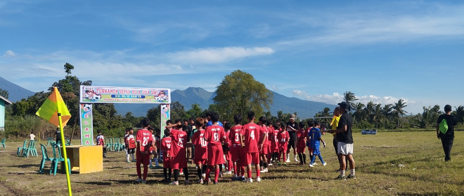 Puluhan anak-anak dari berbagai sekolah sepak bola (SSB) di Lotim sedang bertanding dalam kekuatan sepak bola usia dini yang diselenggarakan oleh Desa Kalijaga Timur, Kecamatan Aikmel
