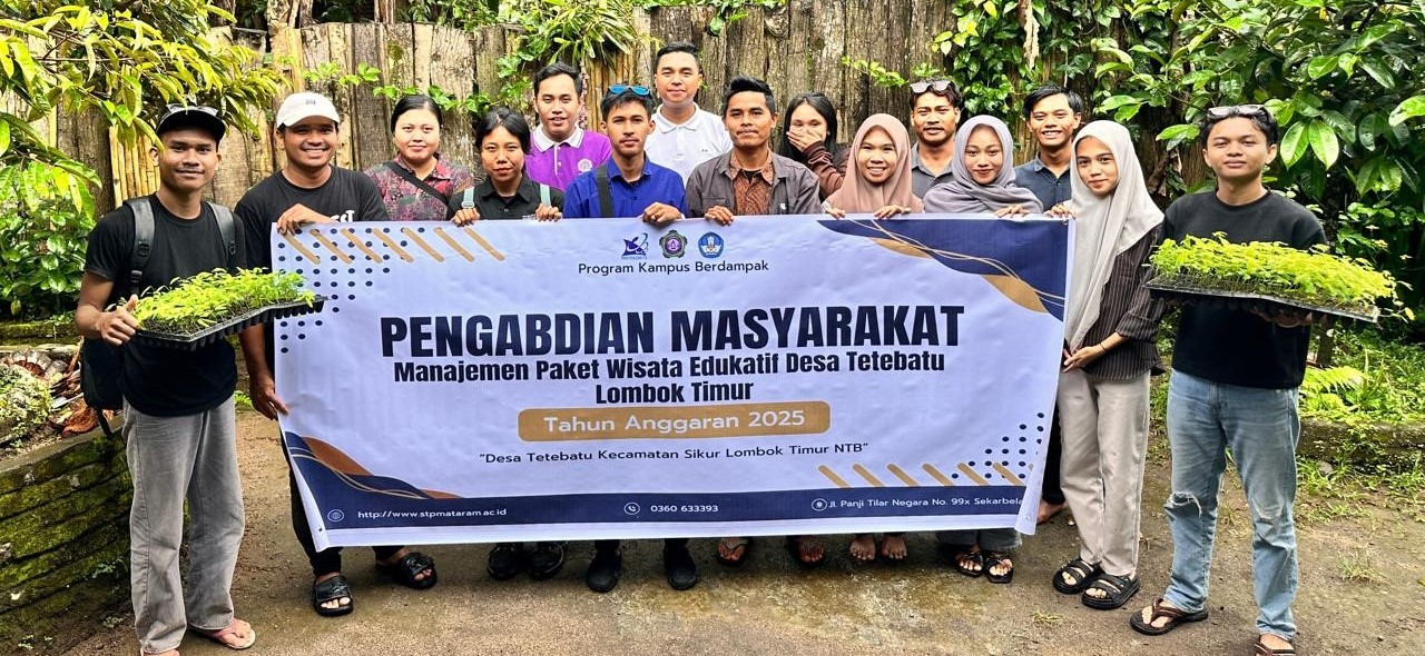 Tim Dosen STP Mataram bersama Pokdarwis,pelaku UMKM, dan pemuda Desa Tetebatu pada pendampingan paket wisata edukatif berbasis potensi lokal, belum lama ini.