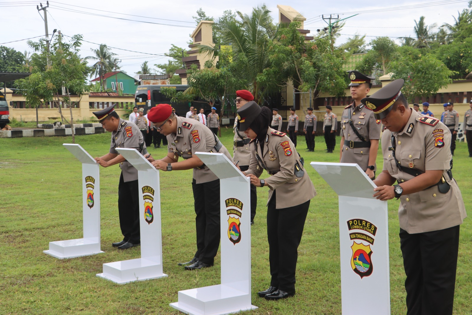 ROTASI: Suasana pelaksanaan Sertijab di lapangan Polres Lombok Utara, Sabtu (27/12) lalu