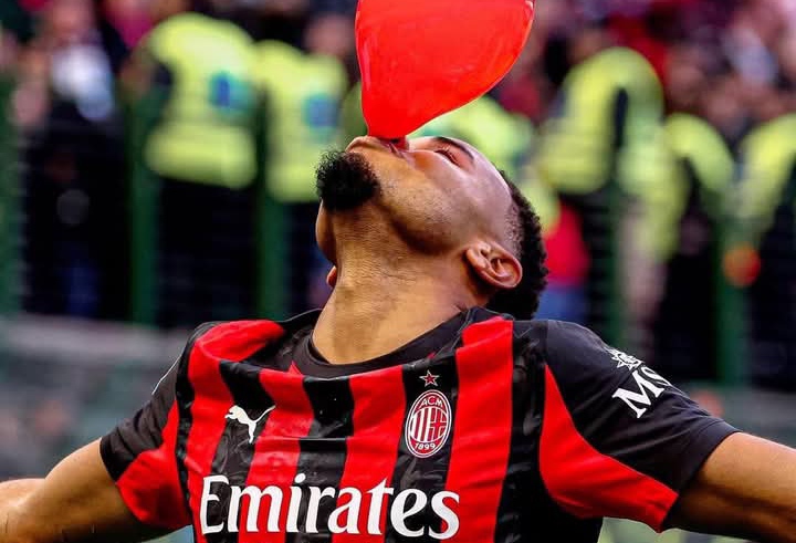 Perayaan gol striker AC Milan Christopher Nkunku dengan aksi meniup balon merah.