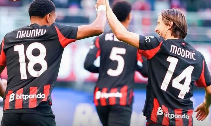 Luka Modric memberi selamat pada Christopher Nkunku usai mencetak gol bagi AC Milan dalam laga kontra Hellas Verona.