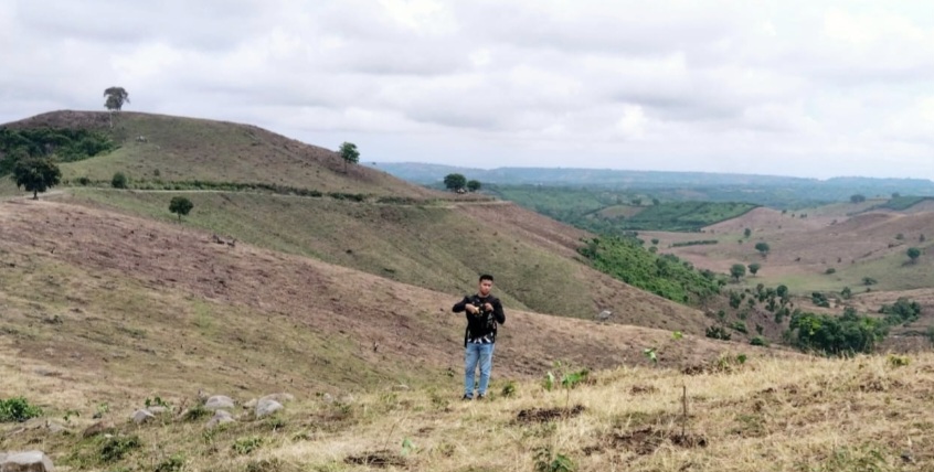 Pemandangan tanpa pohon dari atas bukit Bendungan Beringin Sila di Desa Motong, Kecamatan Utan, Kabupaten Sumbawa. Tanpa pohon yang menyimpan air, kondisi ini rawan menimbulkan longsor.
