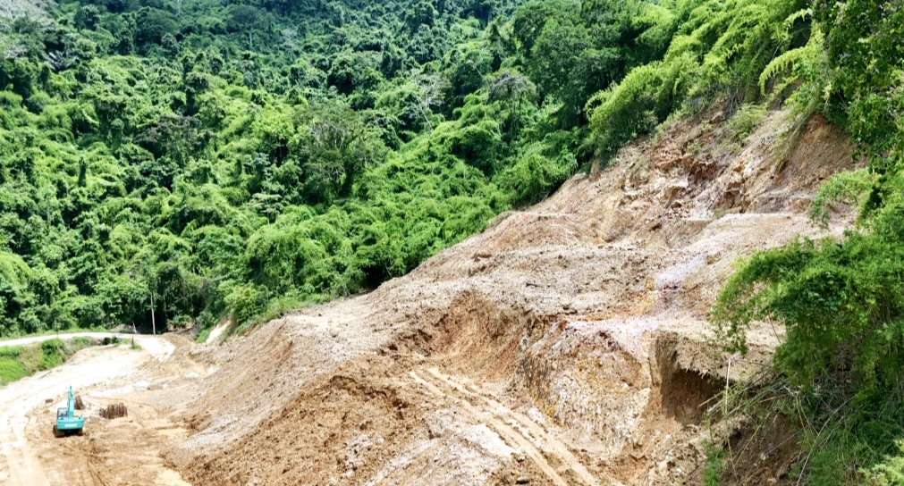 Proyek jalan provinsi long segment Lenangguar-Lunyuk, Kabupaten Sumbawa, terus dikerjakan. Kondisi medan yang terjal dan cuaca menjadi kendala utama proyek Dinas PUPR NTB ini.