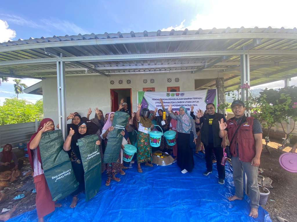 Kampus Ummat dan peserta usai sosialisasi pemilahan sampah di Dusun Nurul Huda, Desa Jenggala, Lombok Utara, beberapa waktu lalu.