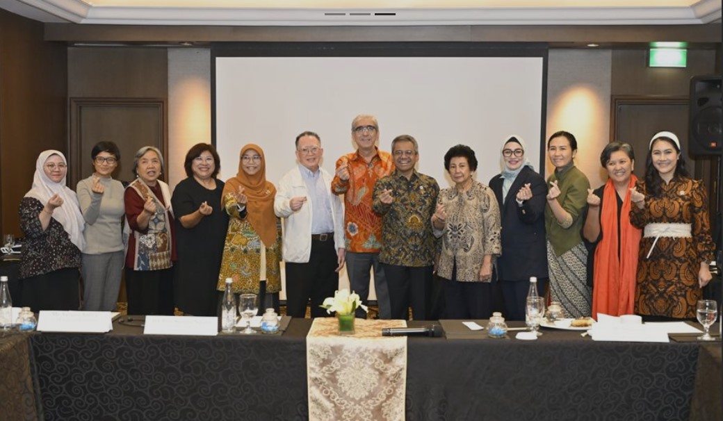 Wakil Menteri Keuangan (Wamenkeu) Suahasil Nazara (enam dari kanan) saat foto bersama usai memaparkan empat tantangan utama demografi Indonesia dalam beberapa dekade ke depan.