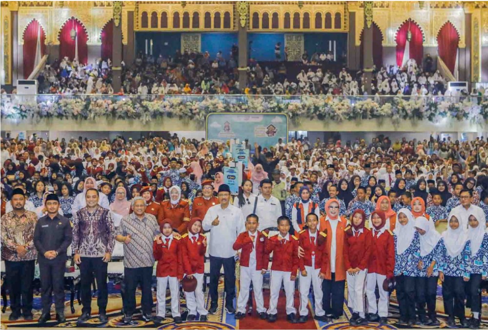 SEKOLAH RAKYAT: Mensos Gus Ipul (tujuh dari kiri) bersama ribuan siswa mengikuti pralauching Sekolah Rakyat di Graha Unesa, Senin (29/12).