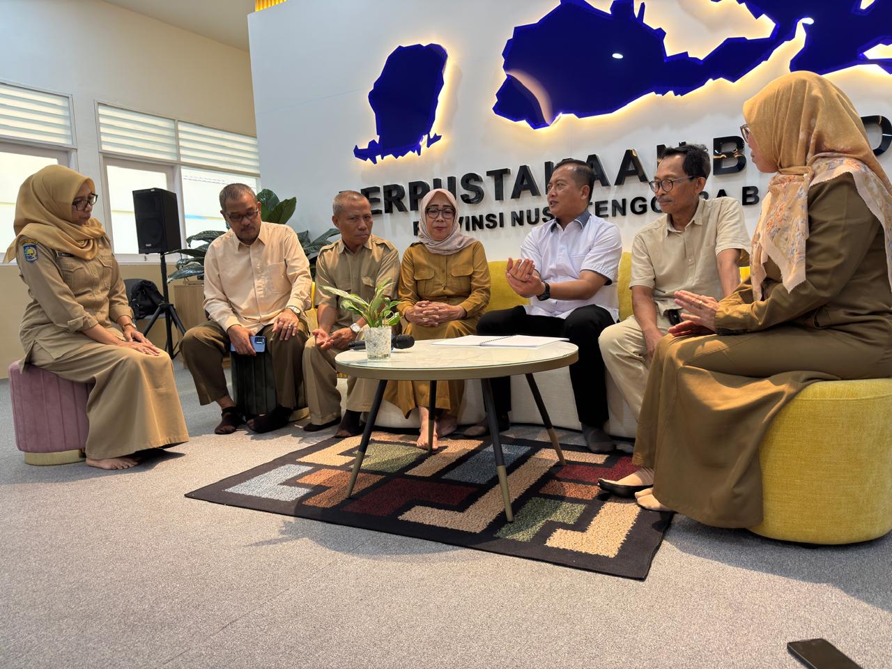 Gubernur NTB Lalu Muhamad Iqbal (tiga dari kanan) berdiskusi dengan sejumlah Widyaiswara, dan Kepala BPSDMD NTB Baiq Nelly Yuniarti (kiri), di ruang perpustakaan BPSDMD NTB, Senin (29/12).