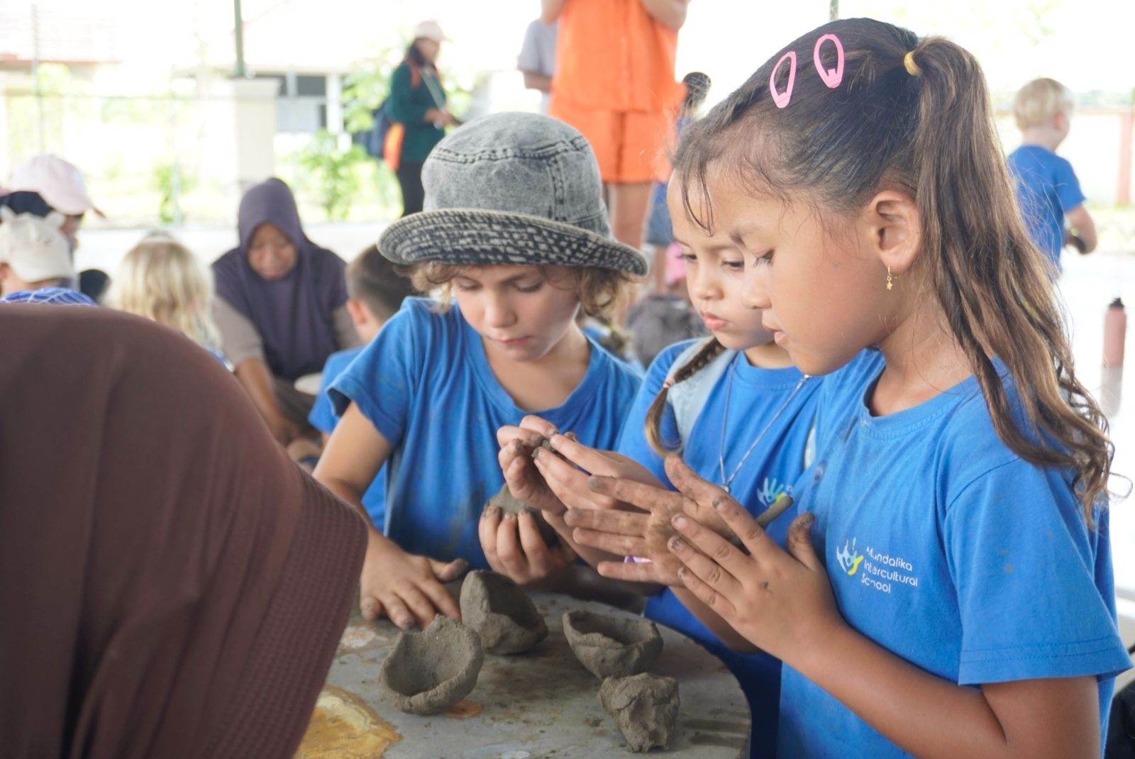 EDUKATIF: Swiss-Belcourt Lombok menggelar program Aktivitas Edukatif Anak dengan menggandeng sejumlah sekolah negeri dan internasional, Senin (29/12).