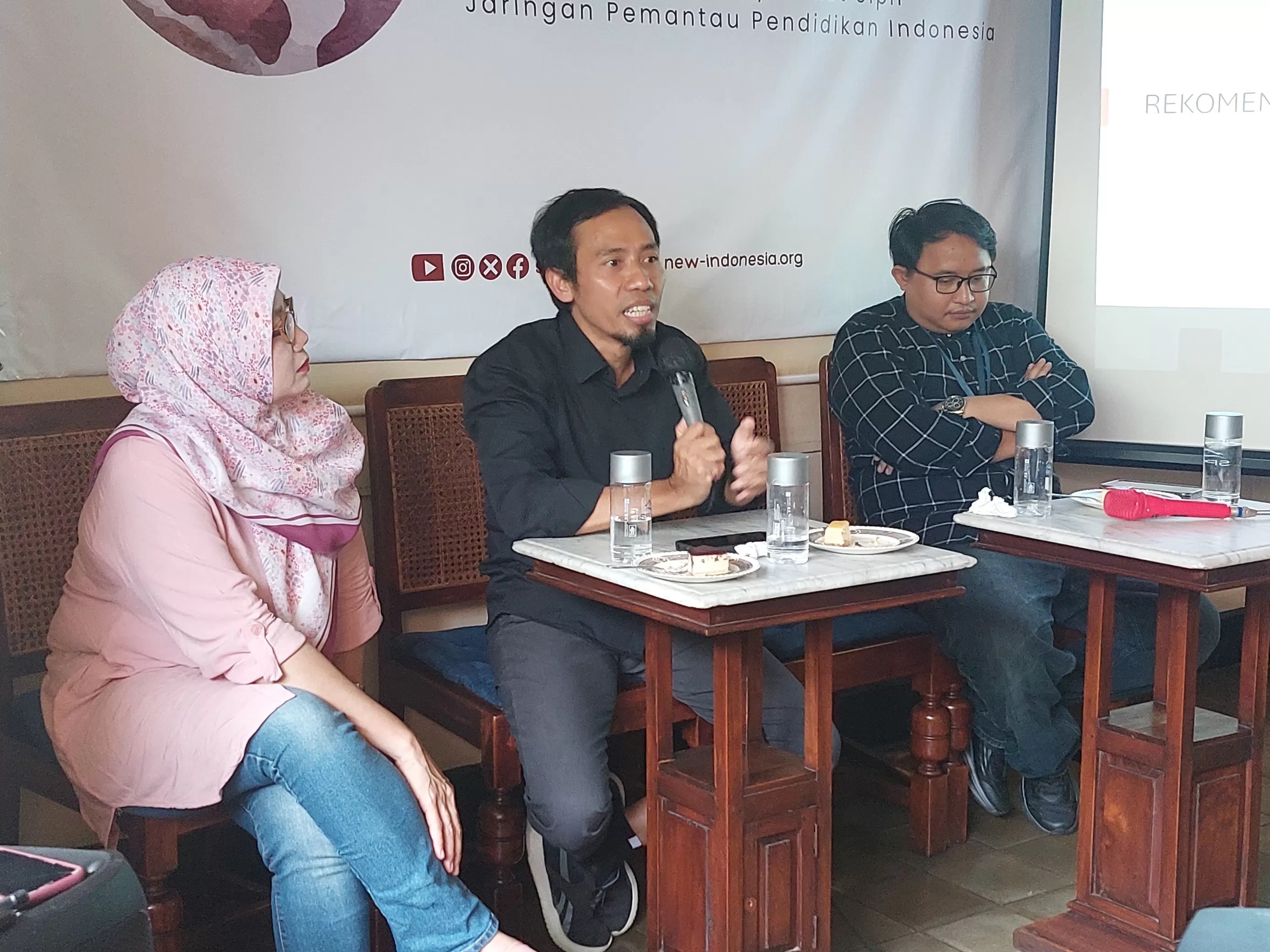 Koordinator Nasional JPPI Ubaid Matraji saat refleksi akhir tahun rapor pendidikan Tahun 2025 di kawasan Cikini, Jakarta Pusat, Selasa (30/12). (Ryandi Zahdomo/JawaPos.com)