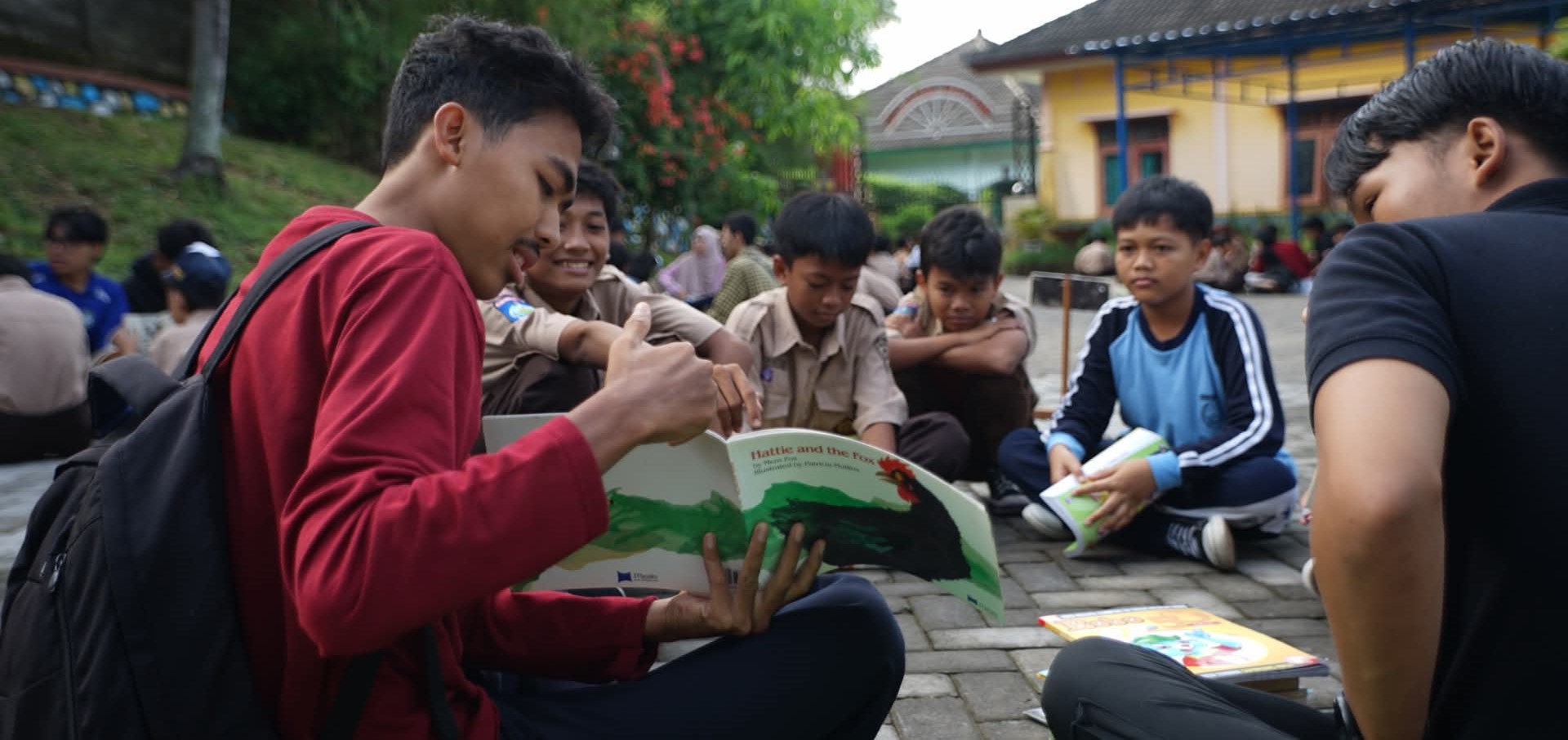 Siswa SMPN 16 Martaram membaca buku di halaman sekolah setempat, belum lama ini. Kejar TKA, SMPN 16 Mataram perketat pola belajar meski terkendala laptop dan internet.