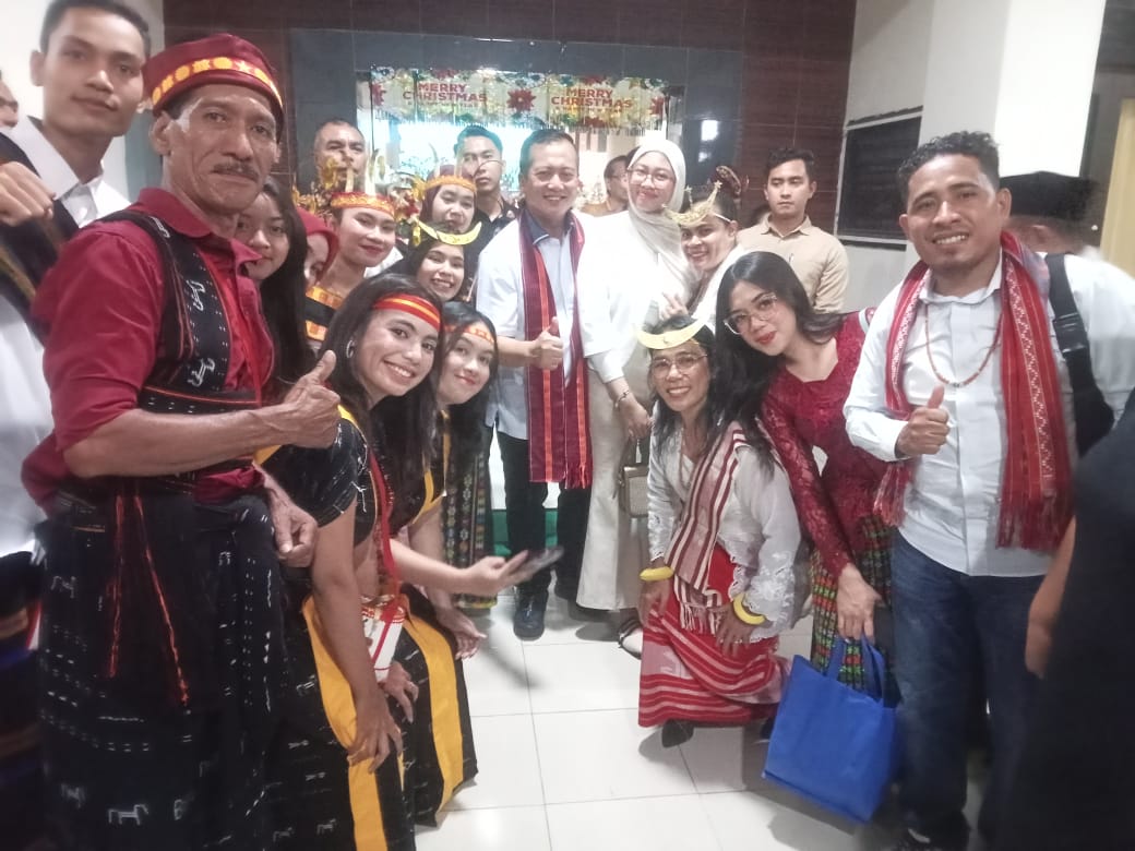 Gubernur NTB Lalu Muhamad Iqbal (tengah) ketika menghadiri perayaan natal bersama MKAG NTB di Auditorium Yusuf Abubakar Unram, Senin (29/12).