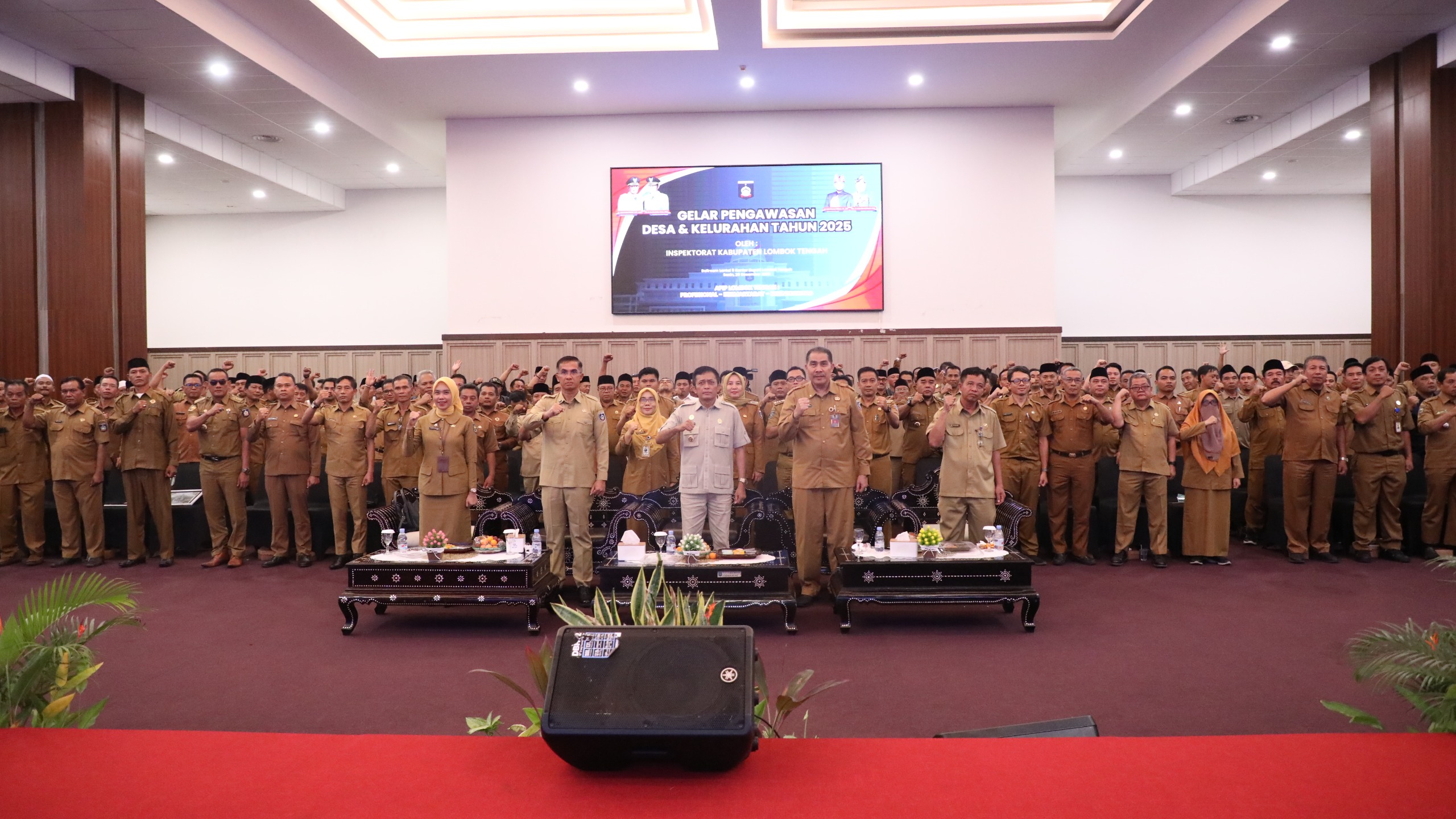 Bupati Loteng Lalu Pathul Bahri (paling tengah) berfoto bersama puluhan desa/kelurahan yang menerima penghargaan dalam Gelar Pengawasan Desa dan Kelurahan oleh Inspektorat Loteng, Senin (29/12).