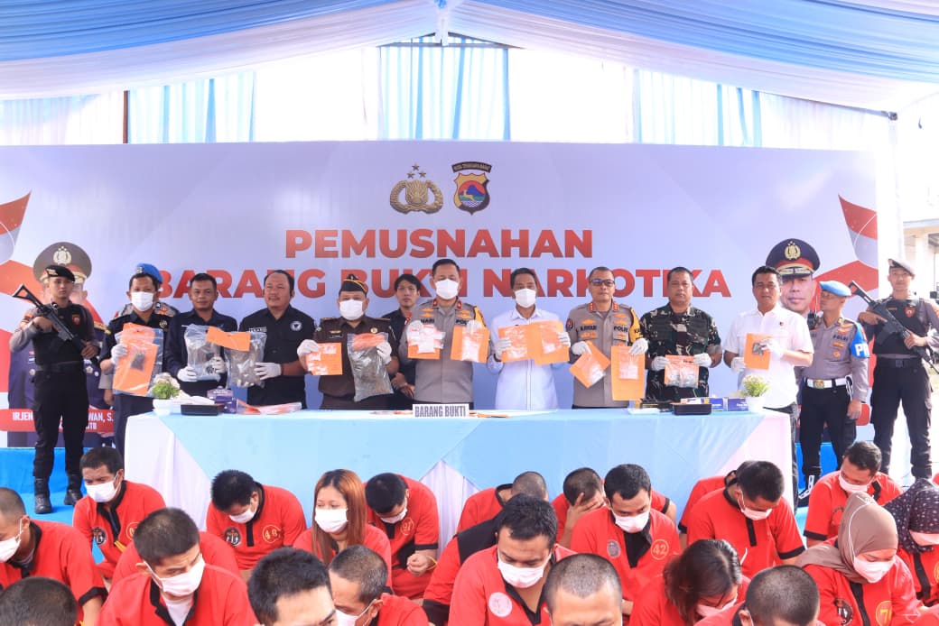 Kegiatan pemusnahan barang bukti narkoba dalam rilis akhir tahun Polda NTB, Senin (29/12).
