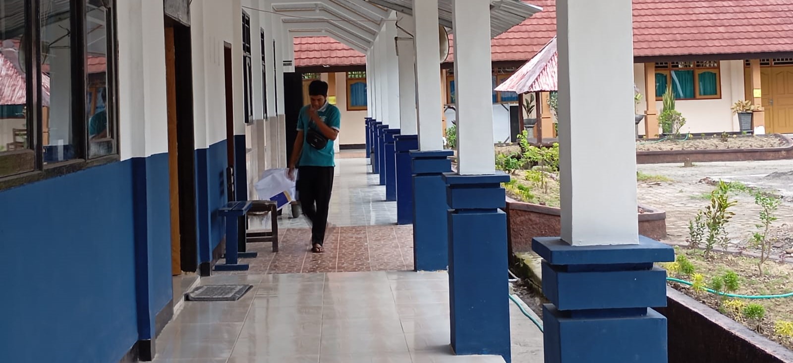 Seorang pegawai SMPN 20 Mataram di teras sekolah setempat, Selasa (30/12). Kelola dana revitalisasi transparan, SMPN 20 Mataram kembalikan Rp 100 kuta lebih ke negara.