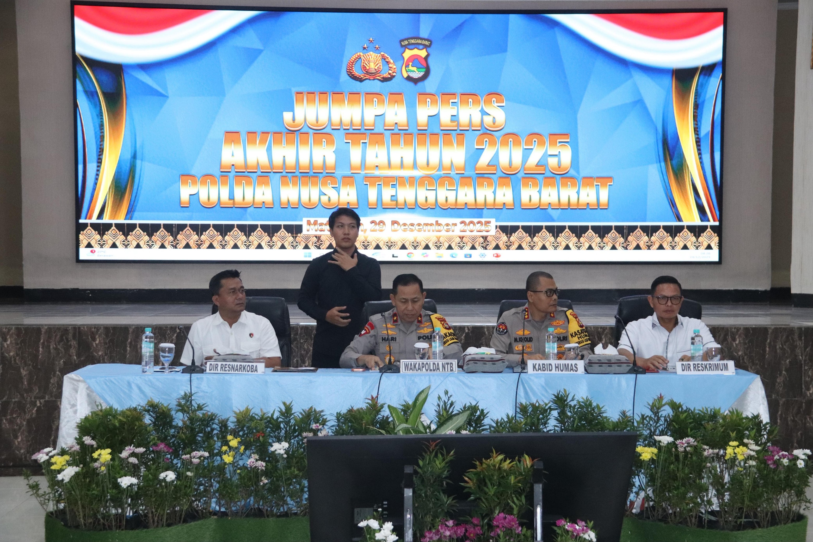 RILIS AKHIR TAHUN: Wakapolda NTB Brigjen Pol Hari Nugroho memberikan pemaparan terhadap penanganan hasil kejahatan yang ditangani Polda NTB bersama jajaran di Mapolda NTB, Senin (30/12).