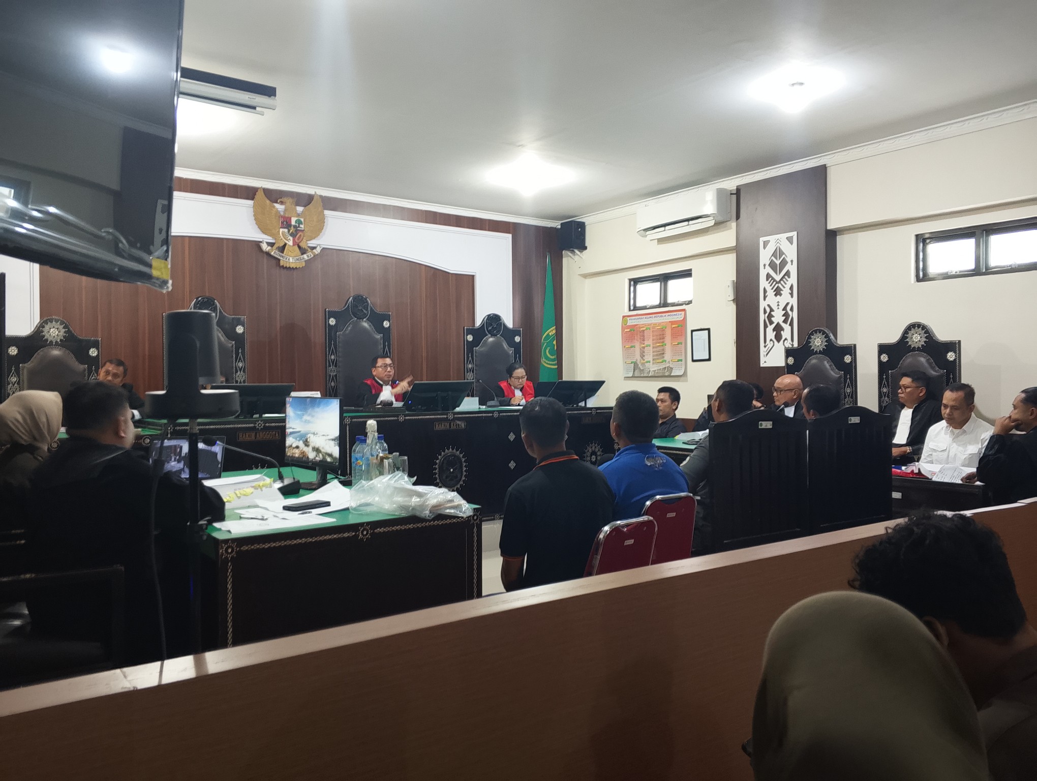 DENGARKAN SAKSI: Ketua majelis hakim Lalu Moh Sandi Iramaya mempertanyakan kepada para saksi pada sidang lanjutan kasus pembunuhan Brigadir Nurhadi di Pengadilan Negeri Mataram, Senin (29/12).