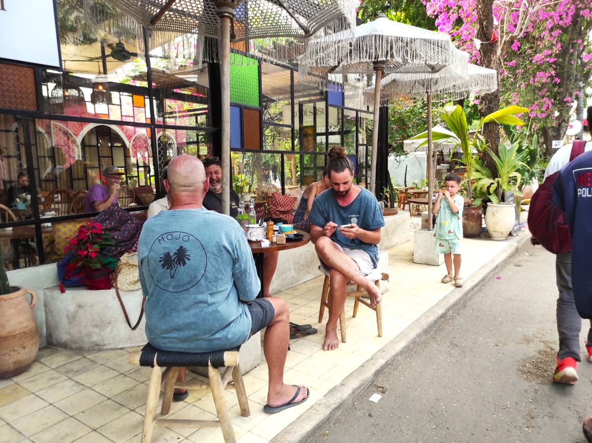 BERSANTAI: Sejumlah wisatawan di salah satu kafe yang ada di Gili Air, awal Desember 2025.