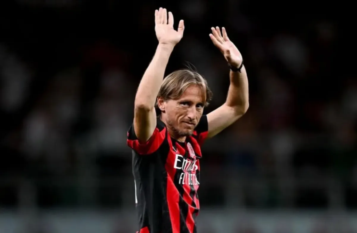 Kemurahan hati Luka Modric kembali jadi sorotan. Sang legenda menghadiahi rekan setim iPhone demi kebersamaan tim.