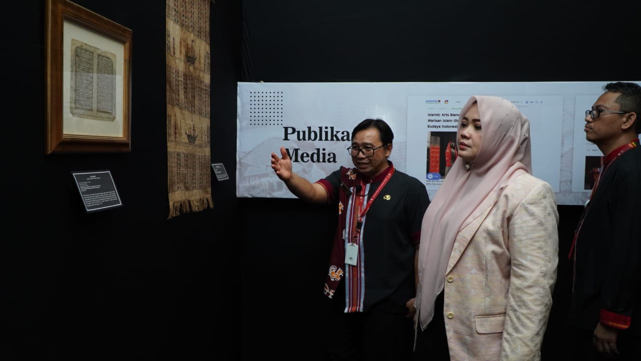 Kepala Museum NTB Ahmad Nuralam (kanan) saat mendampingi Wagub NTB Indah Dhamayanti Putri (tengah) di pameran temporer di Museum NTB, beberapa waktu lalu.