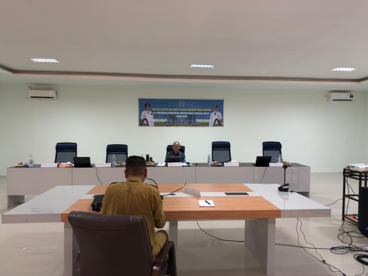 Seorang kepala OPD lingkup Pemprov NTB, saat menjalani job fit di BKD NTB, Selasa (30/12).