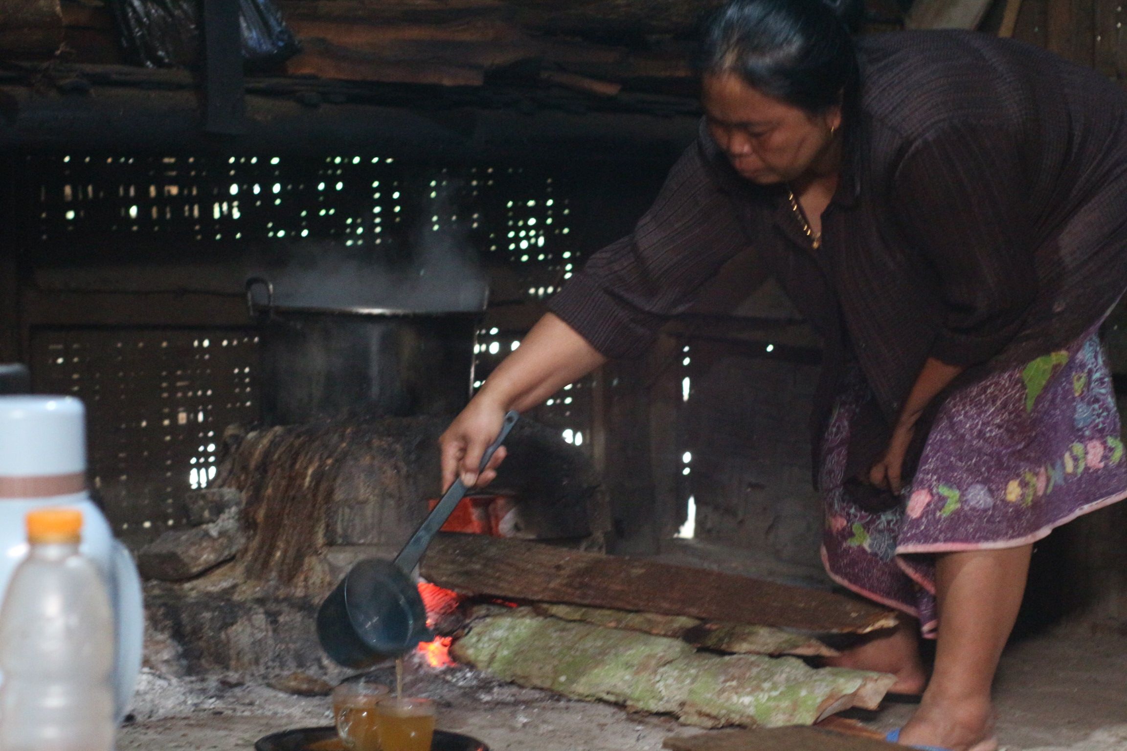 Salah seorang warga Dusun Keselet Aren menuangkan air nira yang dimasak, sebelum diolah menjadi gula merah.