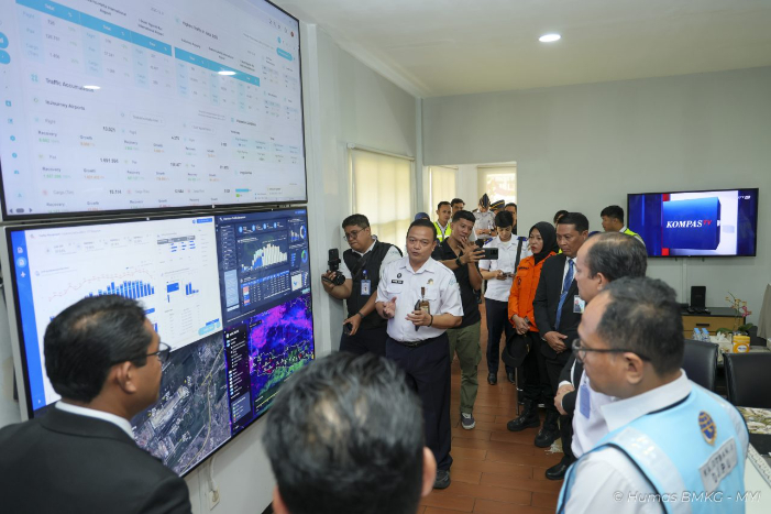 BMKG tinjau Posko Nataru Bandara Soetta, pastikan data cuaca penerbangan akurat demi keselamatan selama libur Natal dan Tahun Baru.
