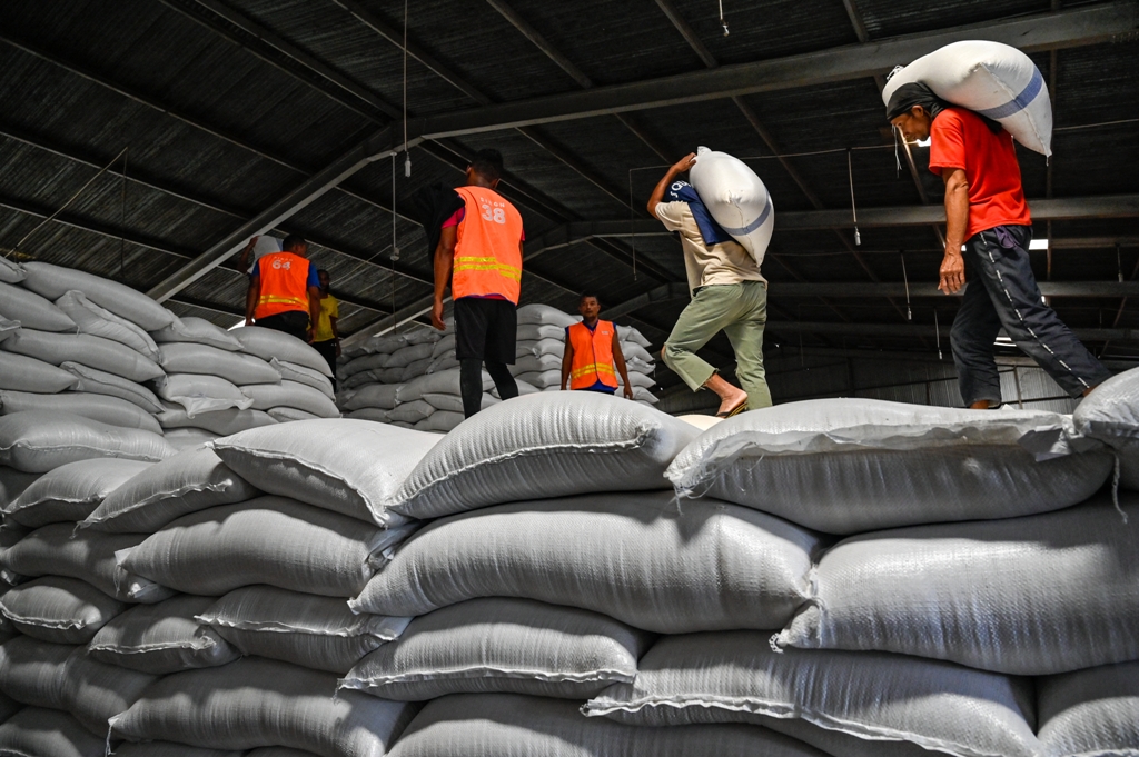 TAK IMPOR LAGI: Para pekerja mengangkat karung-karung beras di gudang Bulog di Lambaro, Provinsi Aceh, Senin (29/12). Sejak 2025, Bulog tidak mengimpor beras lagi.