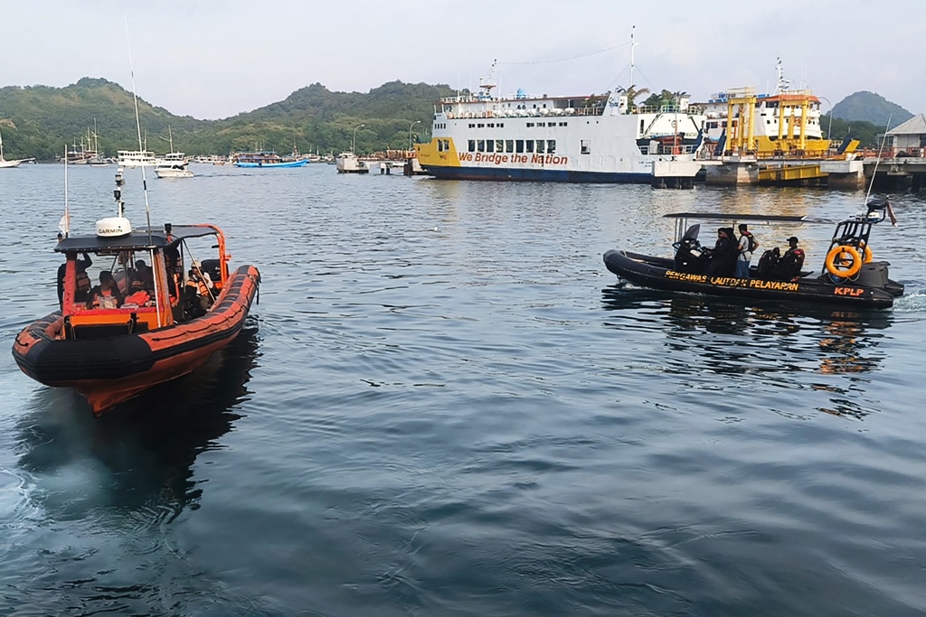 MASIH BEKERJA: Anggota tim pencarian dan penyelamatan bersiap mencari wisatawan asing yang hilang di perairan Pulau Padar, Labuan Bajo, Nusa Tenggara Timur, setelah sebuah kapal wisata mengalami rusak