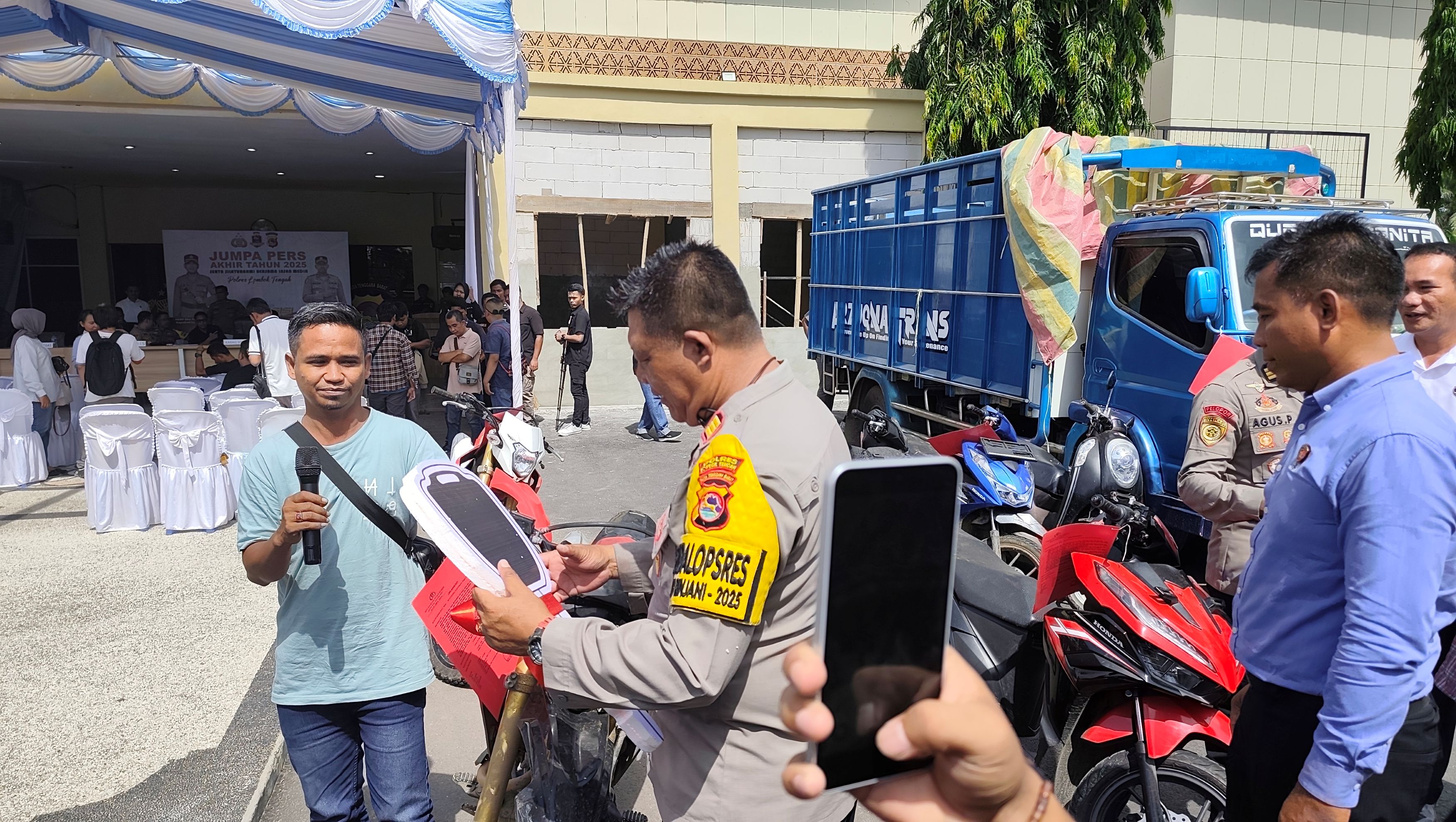 Kabag OPS Polres Loteng AKP Hery Indrayanto secara simbolis mengembalikan motor hasil curian ke pemiliknya, Selasa (30/12).
