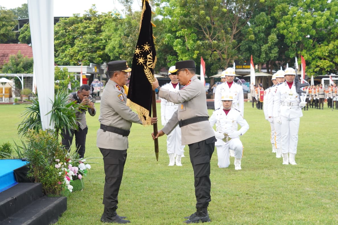 Irjen Pol Hadi Gunawan (kanan) menyerahkan pataka Polda NTB kepada Irjen Pol Edy Murbowo, Rabu (31/12).