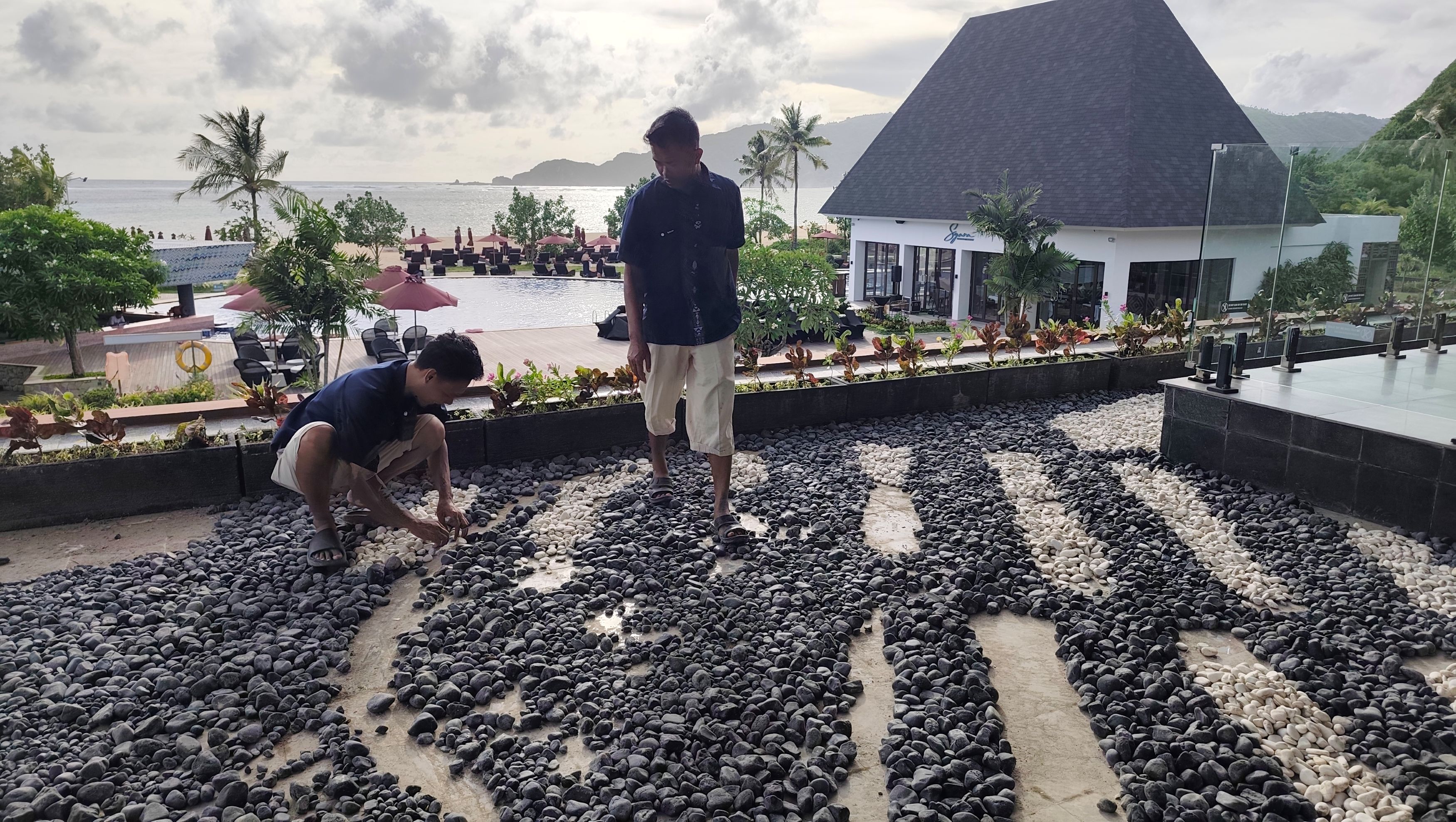 Sejumlah karyawan sedang menata batuan pada selasar lobi Pullman Lombok Mandalika Beach Resort di Lombok Tengah, belum lama ini.