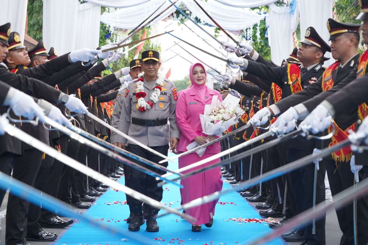 Irjen Pol Hadi Gunawan didampingi istri melewati lorong pedang pora, mengakhiri masa tugasnya di Polda NTB, Rabu (31/12).