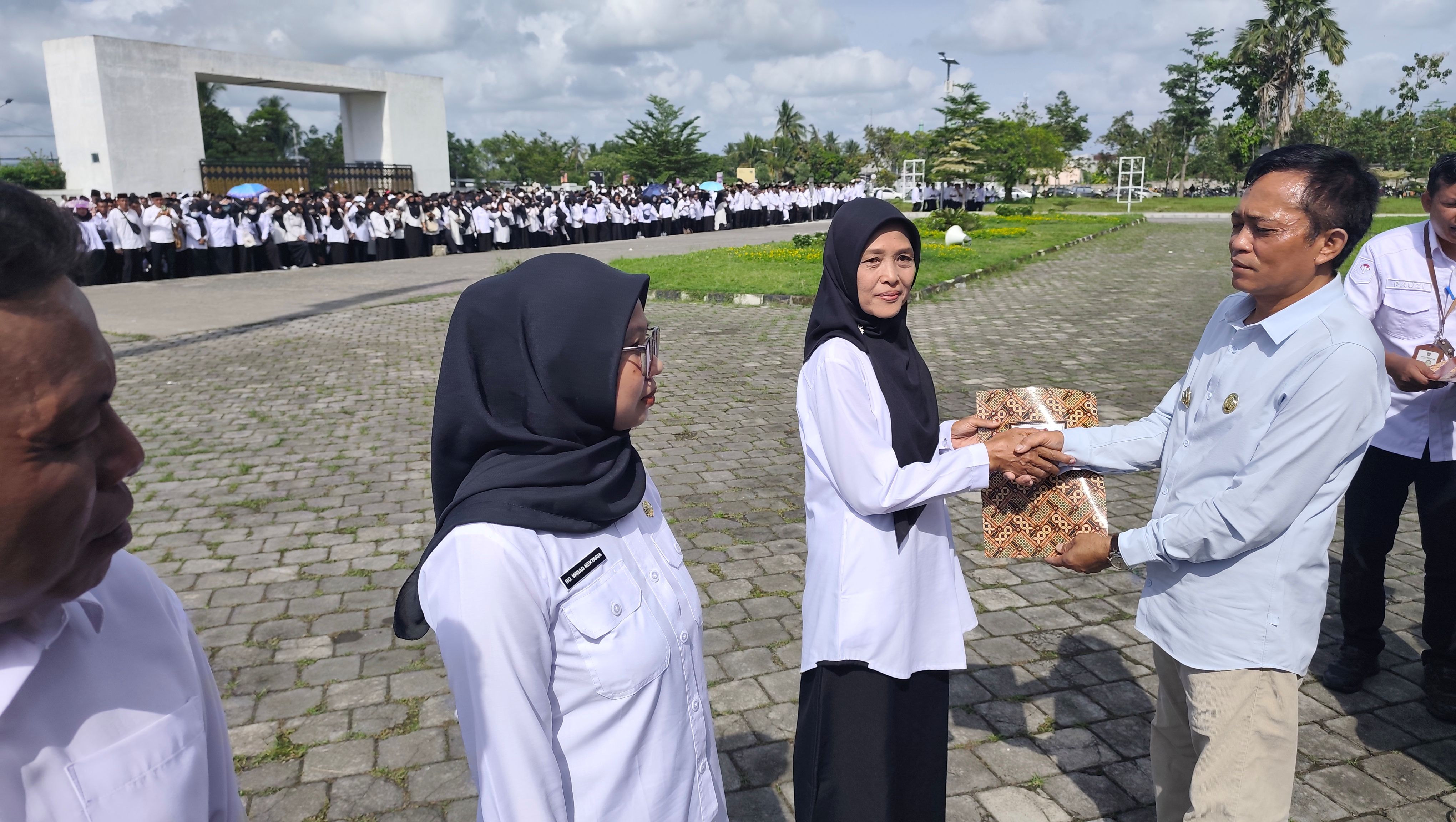 Bupati Lombok Tengah Lalu Pathul Bahri (kanan) secara simbolis menyerahkan SK Pengangkatan PPPK Paro Waktu di halaman kantor bupati, Rabu (31/12).