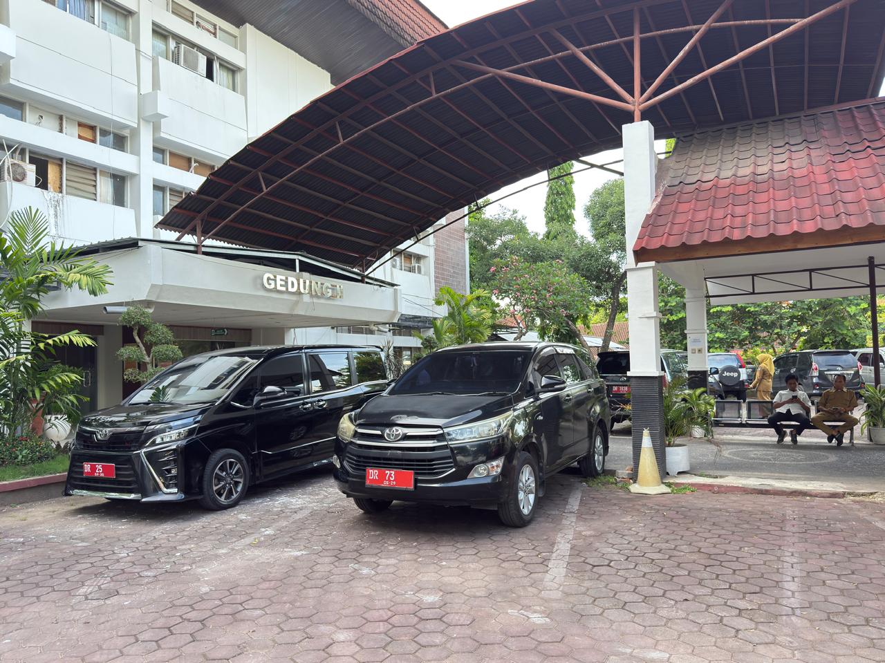 MOBILITAS PEJABAT: Dua unit randis terparkir rapi di Kantor Gubernur NTB, beberapa waktu lalu.
